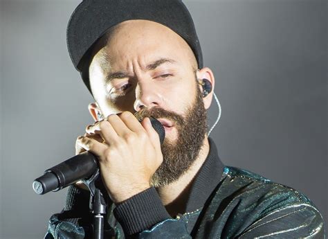  O Incêndio do Gato: Uma Festa de Revelação Inesperada com Woodkid