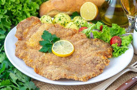 O Incrível Concurso de Culinária Schnitzel Showdown Apresentado pelo Famoso Guitarrista  Georg Friedrich Händel: Um Banquete de Talentos e Sabores!